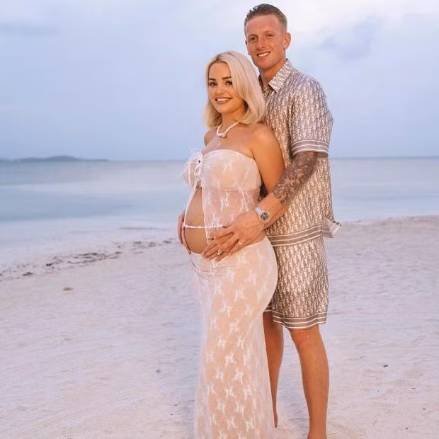 Megan, vợ của thủ thành Jordan Pickford (Everton), có 113.000 người theo dõi trên Instagram, giúp cô kiếm được 300 Bảng cho mỗi bài đăng. Megan, vợ của thủ thành Jordan Pickford (Everton), có 113.000 người theo dõi trên Instagram, giúp cô kiếm được 300 Bảng cho mỗi bài đăng.