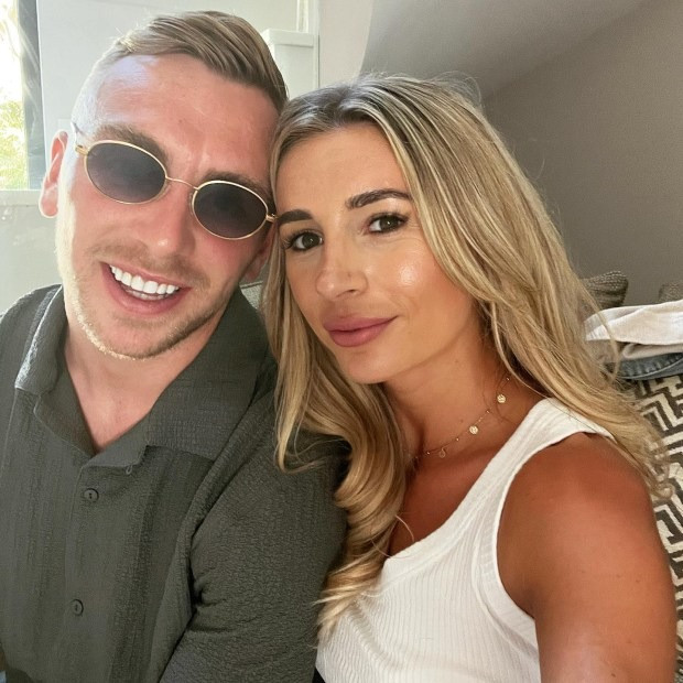 Dani Dyer, vợ của Jarrod Bowen (West Ham), có 3,7 triệu người theo dõi trên Instagram, giúp cô kiếm được 5.750 Bảng cho mỗi bài đăng. Nàng WAG 27 tuổi sở hữu khối tài sản riêng 4 triệu bảng Anh.