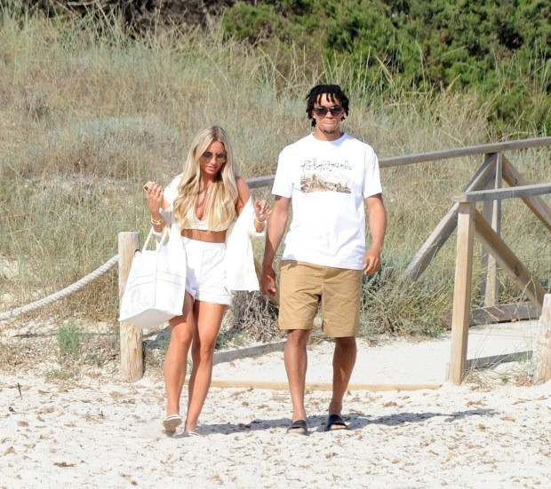 Hannah Atkins, bạn gái Trent Alexander-Arnold (Liverpool), cô kiếm bộn tiền nhờ làm người mẫu, song không rõ nàng WAG này kiếm được bao nhiều tiền cho mỗi bài đăng trên Instagram.