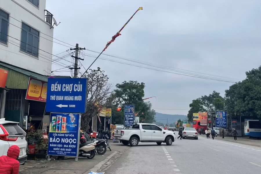 Xe cộ liên tục vào ra tại đền Chợ Củi dịp đầu năm.