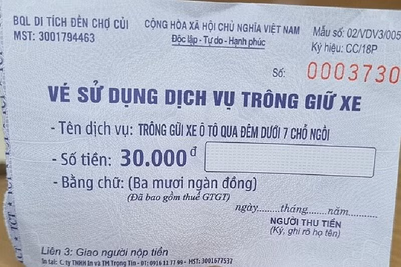 Hầu như du khách đến đền Chợ Củi không được phát vé gửi xe, nếu có thì phát vé sai quy định.