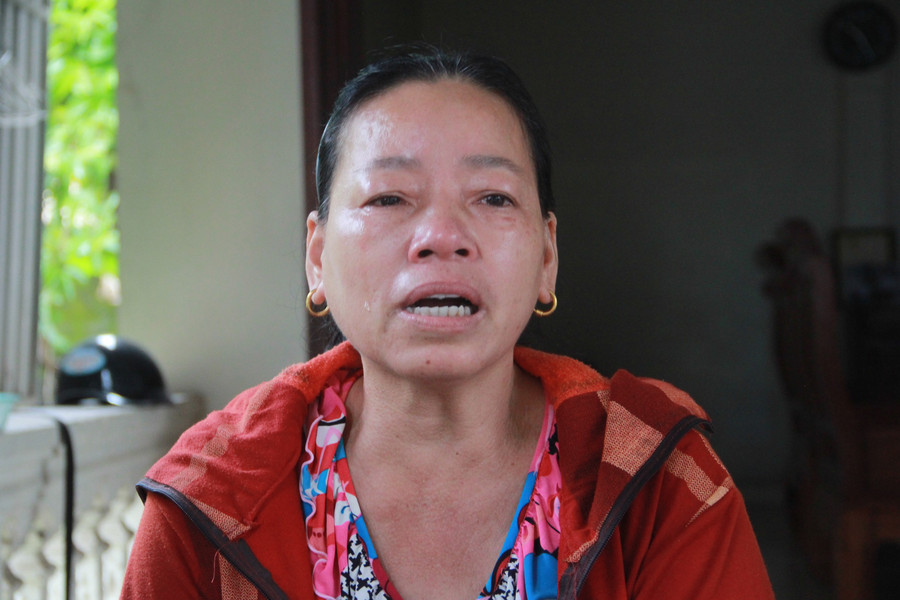 Bà Nguyễn Thị Tâm (chị gái ông Dương) không ngừng khóc khi nói về vụ án nghiệt ngã của em trai