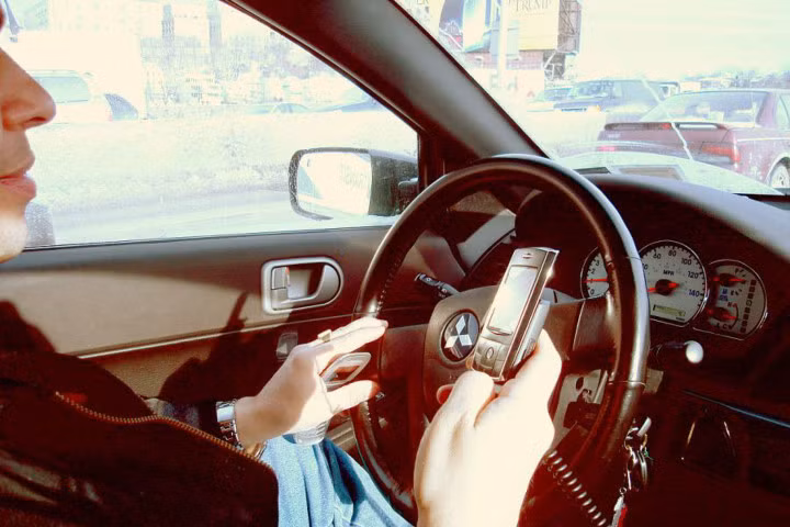 Nhắn tin khi lái xe: Nguy cơ gây tai nạn tăng cao gấp 23 lần