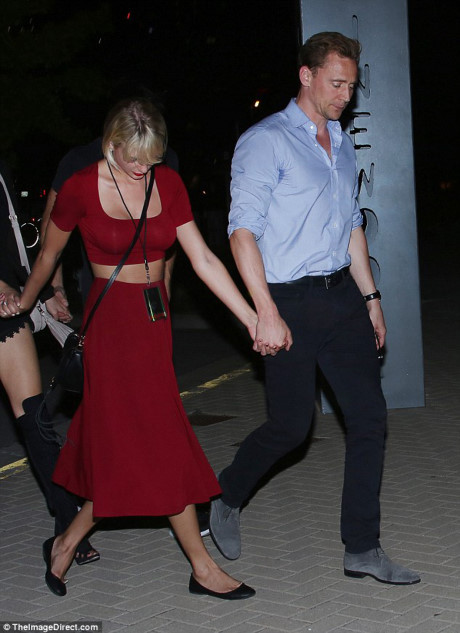 Taylor Swift tự tin khoe vòng 1 to bất thường bên tình mới - Ảnh 14 Taylor Swift tu tin khoe vong 1 to bat thuong ben tinh moi - Anh 14
