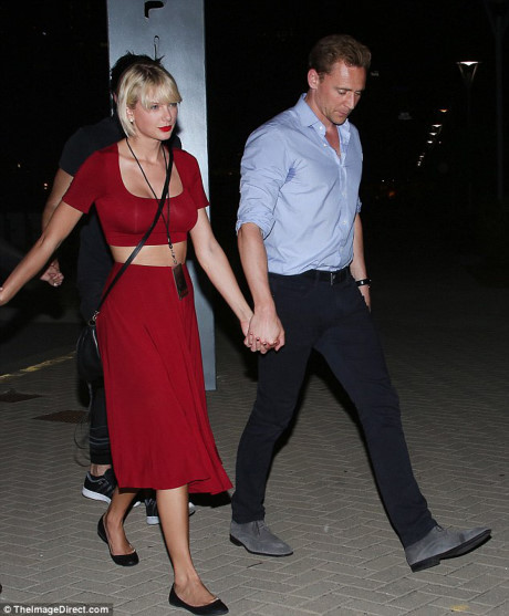 Taylor Swift tự tin khoe vòng 1 to bất thường bên tình mới - Ảnh 3 Taylor Swift tu tin khoe vong 1 to bat thuong ben tinh moi - Anh 3
