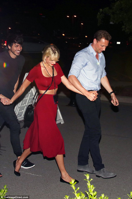 Taylor Swift tự tin khoe vòng 1 to bất thường bên tình mới - Ảnh 12 Taylor Swift tu tin khoe vong 1 to bat thuong ben tinh moi - Anh 12