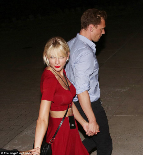 Taylor Swift tự tin khoe vòng 1 to bất thường bên tình mới - Ảnh 2 Taylor Swift tu tin khoe vong 1 to bat thuong ben tinh moi - Anh 2