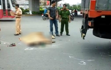 Người phụ nữ bị cán nát chân gào thét bên thi thể bạn - Ảnh 1 Nguoi phu nu bi can nat chan gao thet ben thi the ban - Anh 1