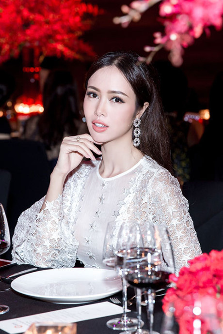 Vũ Ngọc Anh xinh đẹp, gợi cảm như nữ thần giữa sự kiện - Ảnh 4 Vu Ngoc Anh xinh dep, goi cam nhu nu than giua su kien - Anh 4