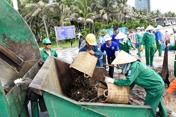 Công nhân môi trường thu gom rác thải (Ảnh minh họa)