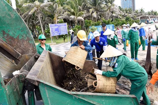 Công nhân môi trường thu gom rác thải (Ảnh minh họa)