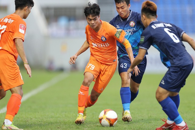 TopenLand Bình Định (áo xanh) thắng nghẹt thở SHB Đà Nẵng để tạm dẫn đầu V.League 2023. TopenLand Bình Định (áo xanh) thắng nghẹt thở SHB Đà Nẵng để tạm dẫn đầu V.League 2023.