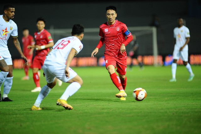 Cú đúp của Hải Huy không giúp Hải Phòng FC nhận thất bại trước Hồng Lĩnh Hà Tĩnh. Cú đúp của Hải Huy không giúp Hải Phòng FC nhận thất bại trước Hồng Lĩnh Hà Tĩnh.