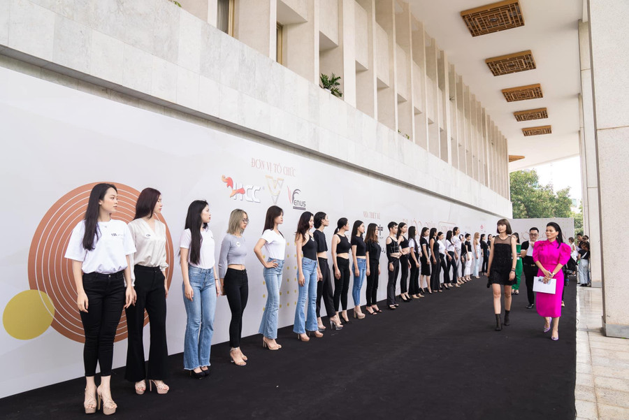 Buổi tuyển lựa người mẫu tại Bảo tàng Hồ Chí Minh.