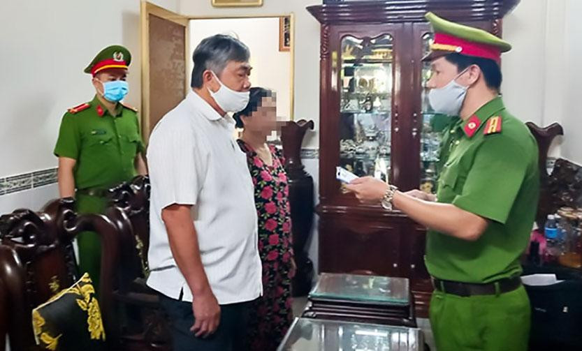 Cơ quan chức năng thi hành các biện pháp tố tụng với ông Nguyễn Chí Hiến. Cơ quan chức năng thi hành các biện pháp tố tụng với ông Nguyễn Chí Hiến.