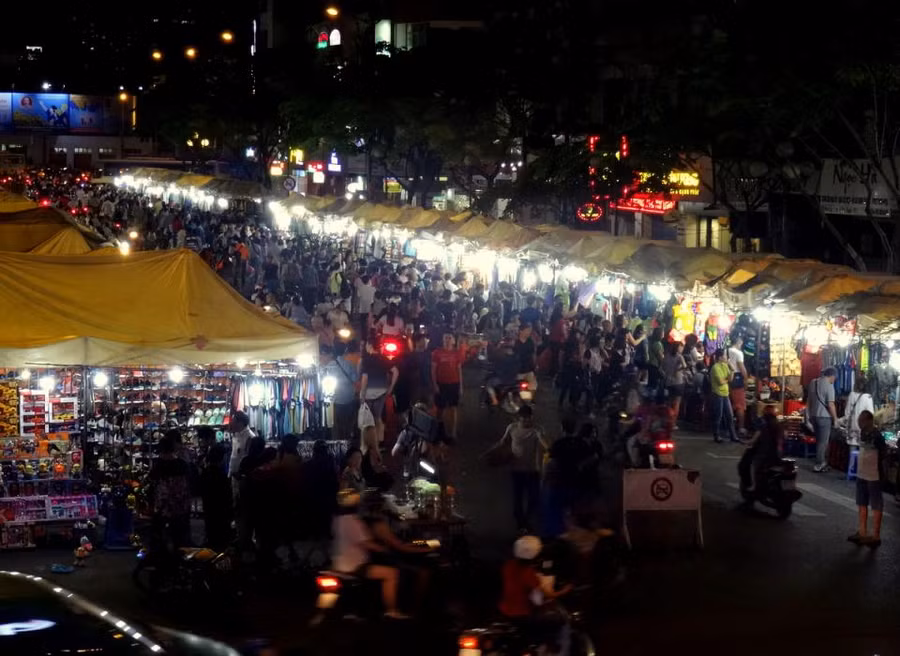 Chợ đêm Bến Thành, Quận 1, TPHCM nhìn từ trên cao.