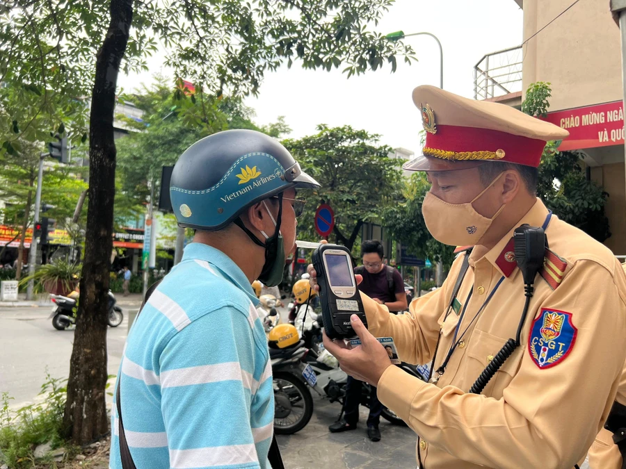 Lực lượng chức năng tuần tra, kiểm tra xử lý các trường hợp vi phạm trật tự ATGT.