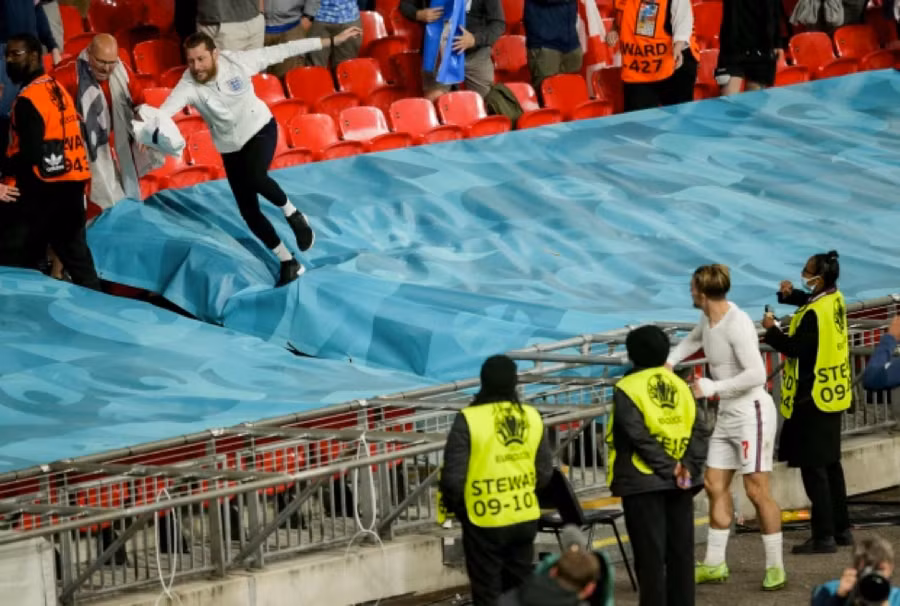 Cổ đông viên bất chấp nguy hiểm...