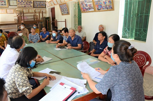 Trung tâm Quản lý đất đai thành phố Điện Biên Phủ gặp mặt, giải đáp các thắc mắc, kiến nghị của người dân tổ dân phố 1, phường Thanh Trường.