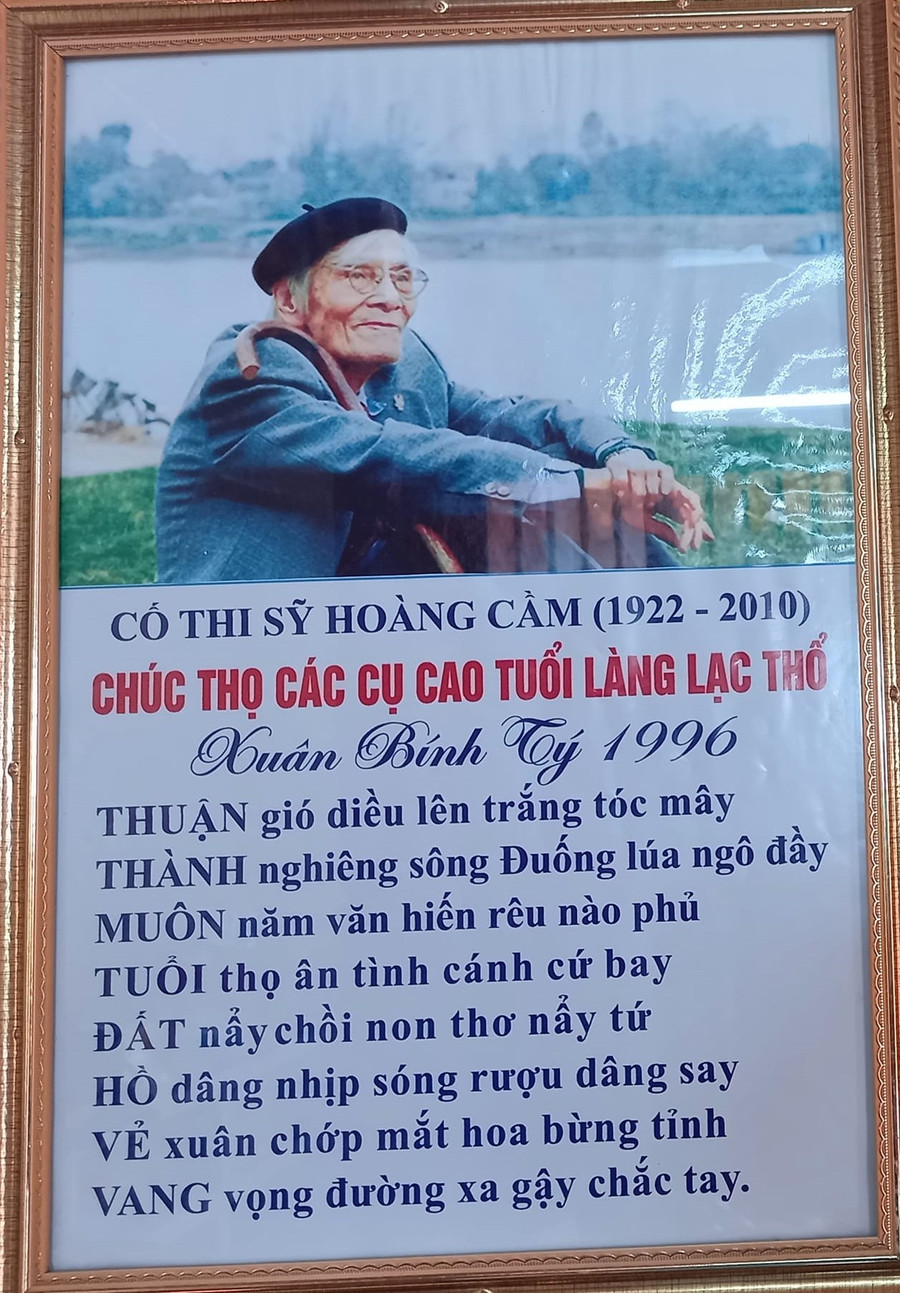 Nhà thơ Hoàng Cầm lưu thơ chúc thọ tại làng Lạc Thổ. Nhà thơ Hoàng Cầm lưu thơ chúc thọ tại làng Lạc Thổ.