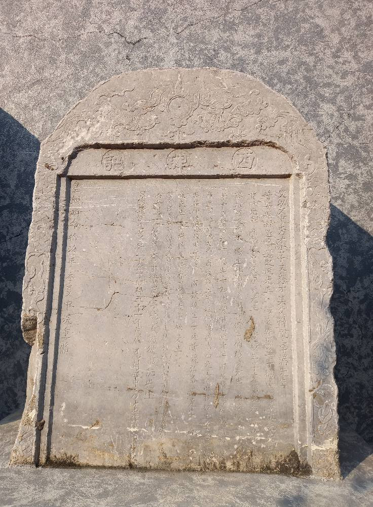 Các văn bia ghi chép đầy đủ về các nhà khoa bảng của làng. Các văn bia ghi chép đầy đủ về các nhà khoa bảng của làng.