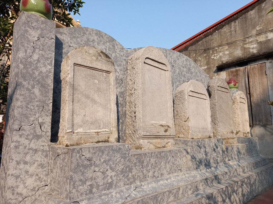 Hệ thống Văn bia làng Lạc Thổ. Hệ thống Văn bia làng Lạc Thổ.