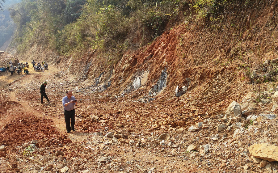 Dự án đường giao thông vào bản Pượn, xã Trung Sơn (Quan Hóa, Thanh Hóa) đang bỏ dở.
