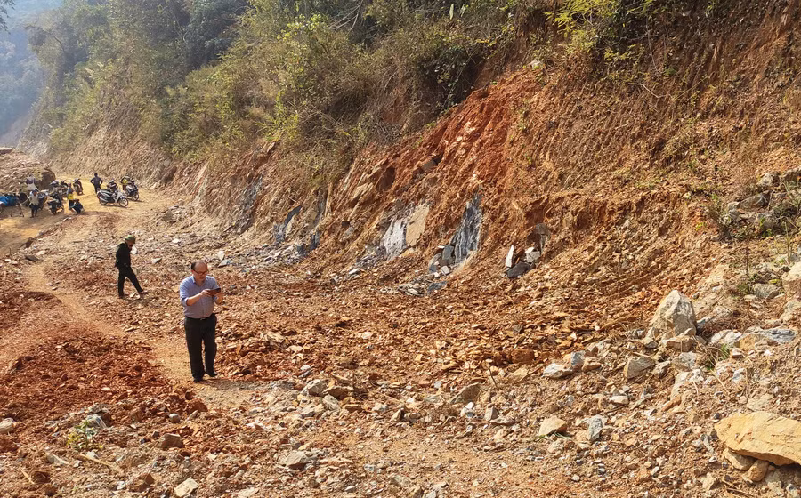 Dự án đường giao thông vào bản Pượn, xã Trung Sơn (Quan Hóa, Thanh Hóa) đang bỏ dở.