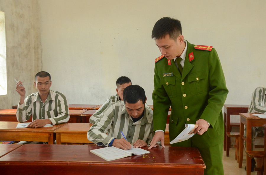 Lớp học xóa mù chữ dành cho phạm nhân tại Trại giam Nà Tấu.