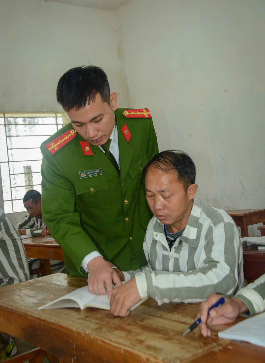 Phạm nhân Giàng A Thào là học viên lớn tuổi nhất của lớp học xóa mù chữ tại Trại giam Nà Tấu.