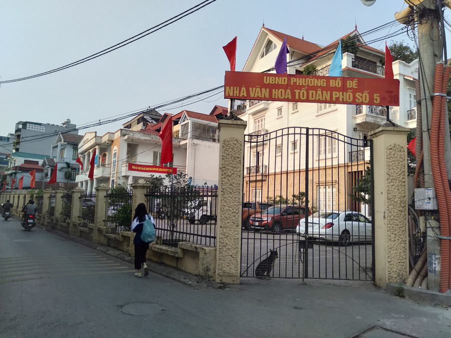 Đa phần các nhà văn hóa thôn, bản, tổ dân phố hiện nay đều nghèo hình thức hoạt động, bị biến thành nơi trông giữ ô tô. Ảnh: Nguyễn Trọng Văn