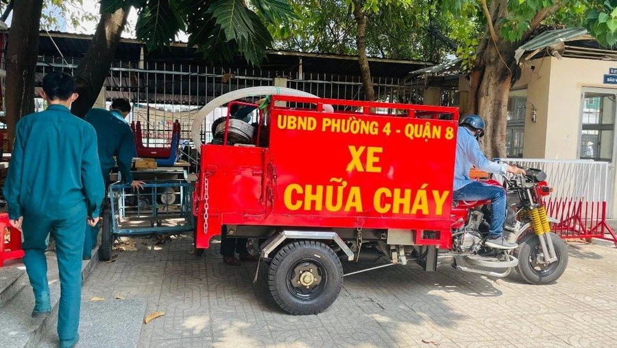 Xe chữa cháy mini di động giúp khống chế đám cháy trong các ngõ ngách nhỏ.