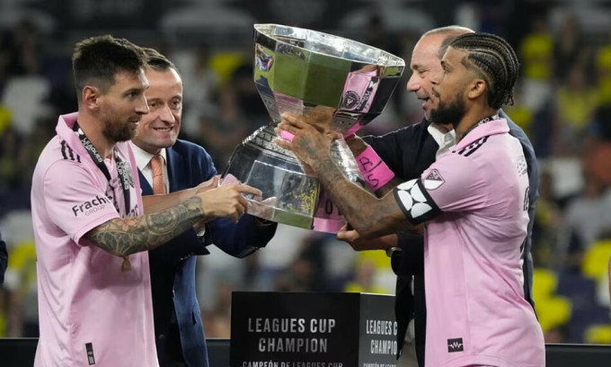 Messi (trái) trao băng thủ quân và cùng đồng đội Yedlin nâng cao danh hiệu Leagues Cup 2023 ngày 20/8. Messi (trái) trao băng thủ quân và cùng đồng đội Yedlin nâng cao danh hiệu Leagues Cup 2023 ngày 20/8.