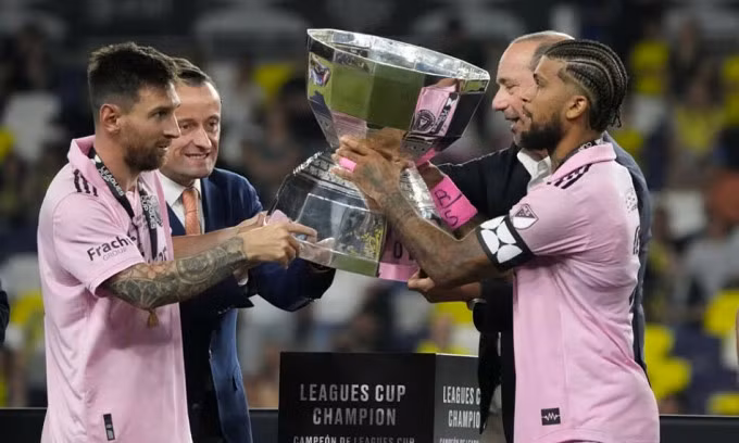 Messi (trái) trao băng thủ quân và cùng đồng đội Yedlin nâng cao danh hiệu Leagues Cup 2023 ngày 20/8.