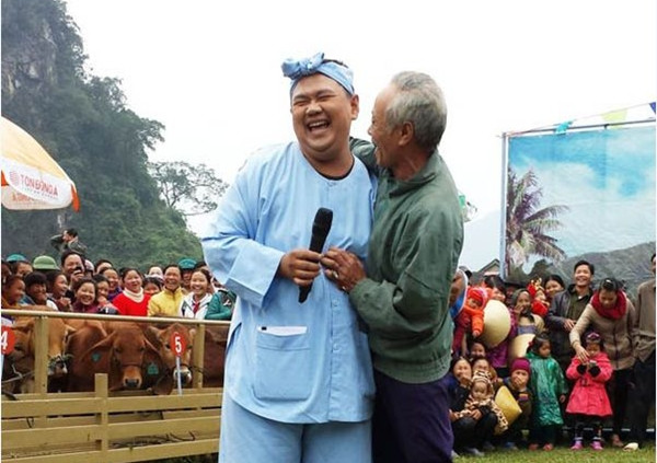 Ngoài diễn xuất, Minh Béo còn đa tài trong nhiều lĩnh vực nghệ thuật khác như dẫn chương trình, ca hát. Anh đảm nhận vai trò MC của nhiều show truyền hình như: Tíc tắc tíc tắc, Ai vào bếp, Lục lạc vàng... Với chương trình Lục lạc vàng có mục đích giúp bà con nông dân khó khăn ở các vùng nông thôn thêm điều kiện để chăn nuôi và làm nông nghiệp, Minh Béo nhận được nhiều sự yêu thương của khán giả trong suốt 5 năm đảm nhận vị trí MC. nhung-dau-an-dac-biet-trong-su-nghiep-nghe-thuat-cua-minh-beo-5