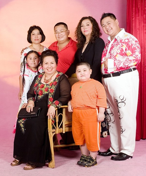 Minh Béo là con út trong một gia đình người Việt gốc Hoa có ba anh em, chỉ có anh đi theo con đường nghệ thuật. Ban đầu, Minh Béo không được gia đình ủng hộ đi theo con đường nghệ thuật mà hướng anh sang một nghề nghiệp khác. Anh cũng từng bị loại trong cuộc thi tuyển diễn viên vì ngoại hình mập mạp, không bắt mắt. nhung-dau-an-dac-biet-trong-su-nghiep-nghe-thuat-cua-minh-beo-1