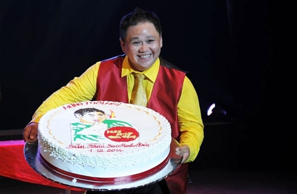 Ít ai biết rằng, Minh Béo từng là giảng viên tại trường Cao đẳng Sân khấu Điện ảnh TP.HCM. Anh còn tự bỏ tiền túi để mở một sân khấu kịch và một hãng phim tư nhân mang tên mình. Giữa thời kỳ các sân khấu kịch đang trong tình trạng khủng hoảng, không có khán giả đến xem, quyết định đầu tư của Minh Béo được xem là khá táo bạo và liều lĩnh. Tuy nhiên, anh đặt nhiều tâm huyết và niềm tin vào lựa chọn của mình. Anh nói: "Sân khấu là niềm đam mê lớn nhất đời tôi, dù có một khán giả đi xem tôi vẫn mở màn biểu diễn”. nhung-dau-an-dac-biet-trong-su-nghiep-nghe-thuat-cua-minh-beo-4