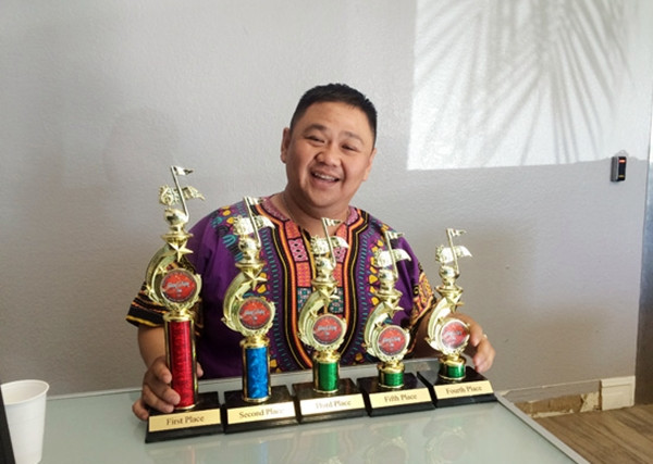 Trong sự nghiệp hoạt động nghệ thuật của mình, Minh Béo giành được không ít giải thưởng uy tín như: Giải nhóm hài được yêu thích nhất năm 2002, 2004 do nhà hát Bến Thành tổ chức và giải Nụ cười vàng - diễn viên hài được yêu thích năm 2004 do báo Sâu Khấu TP HCM tổ chức. Cuối năm 2015, anh đã tổ chức liveshow kỷ niệm 15 năm theo nghề diễn với nhiều tiết mục hoành tráng, từ hài kịch đến ảo thuật. nhung-dau-an-dac-biet-trong-su-nghiep-nghe-thuat-cua-minh-beo-8