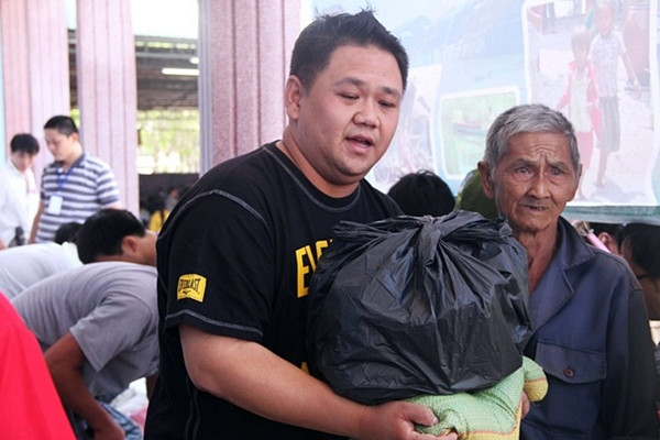 Minh Béo còn gắn kết hoạt động sân khấu với hoạt động từ thiện. Anh được xem là nghệ sĩ chăm đi làm từ thiện nhất khi thường xuyên tham gia nhiều hoạt động quyên góp đến các trung tâm chăm sóc trẻ em cơ nhỡ, mồ côi. Anh cũng tổ chức đêm diễn kêu gọi góp tiền ủng hộ nghệ sĩ Hoàng Lan chữa bệnh. Minh Béo khẳng định anh không làm từ thiện để đánh bóng tên tuổi vì anh chưa bao giờ cảm thấy mình thiếu thốn về danh tiếng. nhung-dau-an-dac-biet-trong-su-nghiep-nghe-thuat-cua-minh-beo-9