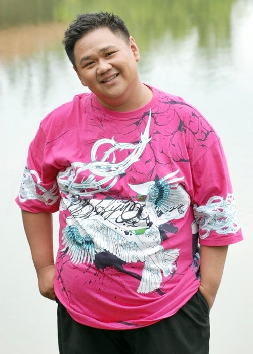 Minh Béo tên thật Hồng Quang Minh, sinh ngày 27/12/1977 tại Tiền Giang. Nam nghệ sĩ bắt đầu hoạt động nghệ thuật từ năm 1999, đến nay đã hơn 16 năm. Anh ghi dấu ấn với vai trò diễn viên hài kịch, điện ảnh, người dẫn chương trình và đạo diễn sân khấu. Ngoại hình mũm mĩm cùng cân nặng "khủng" 106kg cũng là một trong những lý do khiến khán giả nhớ đến Minh Béo. nhung-dau-an-dac-biet-trong-su-nghiep-nghe-thuat-cua-minh-beo