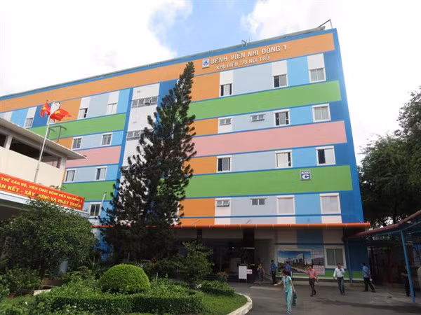 26 trẻ em được đưa vào Bệnh viện Nhi đồng 1 do ngộ độc thực phẩm. Ảnh: Anh Thư.