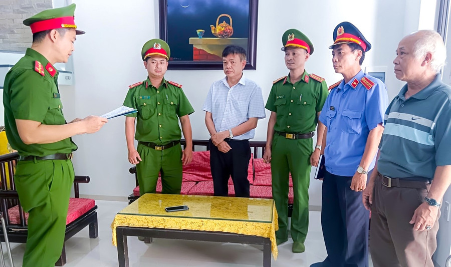 Quyết định khởi tố thêm 2 bị can trong vụ án "Nhận hối lộ" xảy ra tại Trung tâm đăng kiểm xe cơ giới tỉnh Thừa Thiên Huế. (Ảnh: Viện KSND Thừa Thiên Huế) Quyết định khởi tố thêm 2 bị can trong vụ án "Nhận hối lộ" xảy ra tại Trung tâm đăng kiểm xe cơ giới tỉnh Thừa Thiên Huế. (Ảnh: Viện KSND Thừa Thiên Huế)