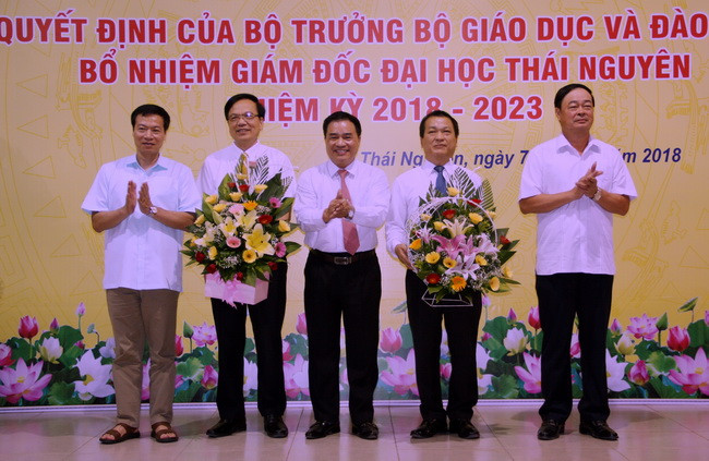 Ông Bùi Xuân Hòa cùng lãnh đạo tỉnh Thái Nguyên tặng hoa chúc mừng tân Giám đốc ĐHTN