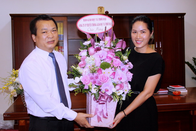 Bà Nguyễn Thị Tuyết Mai - Giám đốc Công ty Cổ phần Truyền thông Giáo dục và Thời đại tặng hoa chúc mừng GS.TS Phạm Hồng Quang