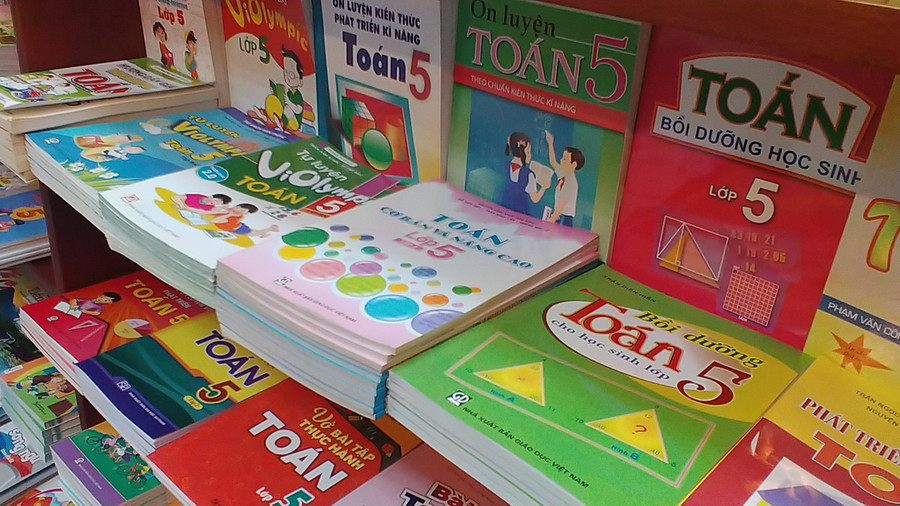 NXB Giáo dục Việt Nam vừa có khuyến cáo phụ huynh, học sinh sự lựa chọn để tránh nhầm lẫn SGK, STK. Ảnh: Việt Hà