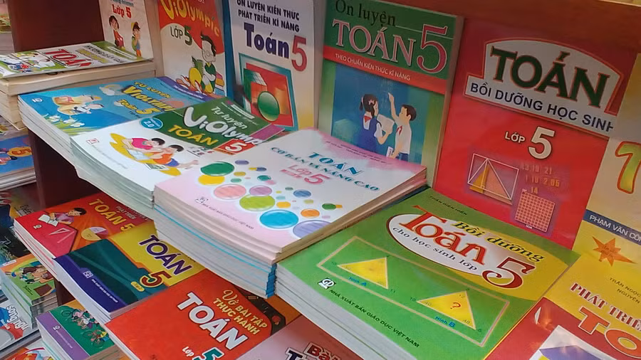 NXB Giáo dục Việt Nam vừa có khuyến cáo phụ huynh, học sinh sự lựa chọn để tránh nhầm lẫn SGK, STK. Ảnh: Việt Hà