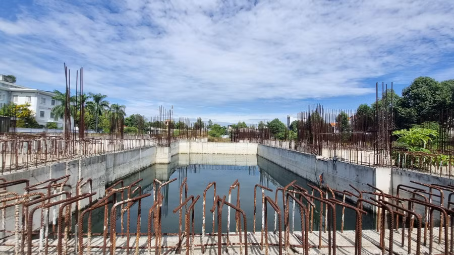 Bên trong dự án là những hạng mục dang dở.