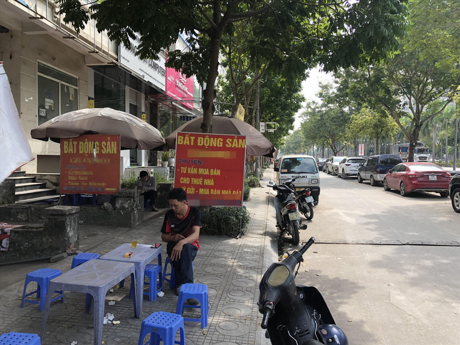 Nhiều công ty bất động sản biến thành quán trà đá. Nhiều công ty bất động sản biến thành quán trà đá.