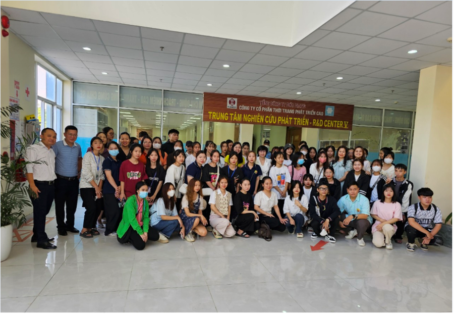 Cán bộ giáo viên, sinh viên khoa May và Thời trang tham quan thực tế tại Công ty Cổ phần Thời trang phát triển cao HDF (Thuộc Tổng Công ty Đức Giang)