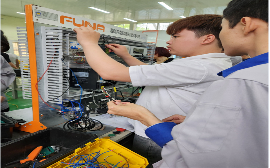 Sinh viên nghề Điện công nghiệp thực hành trên thiết bị tại doanh nghiệp